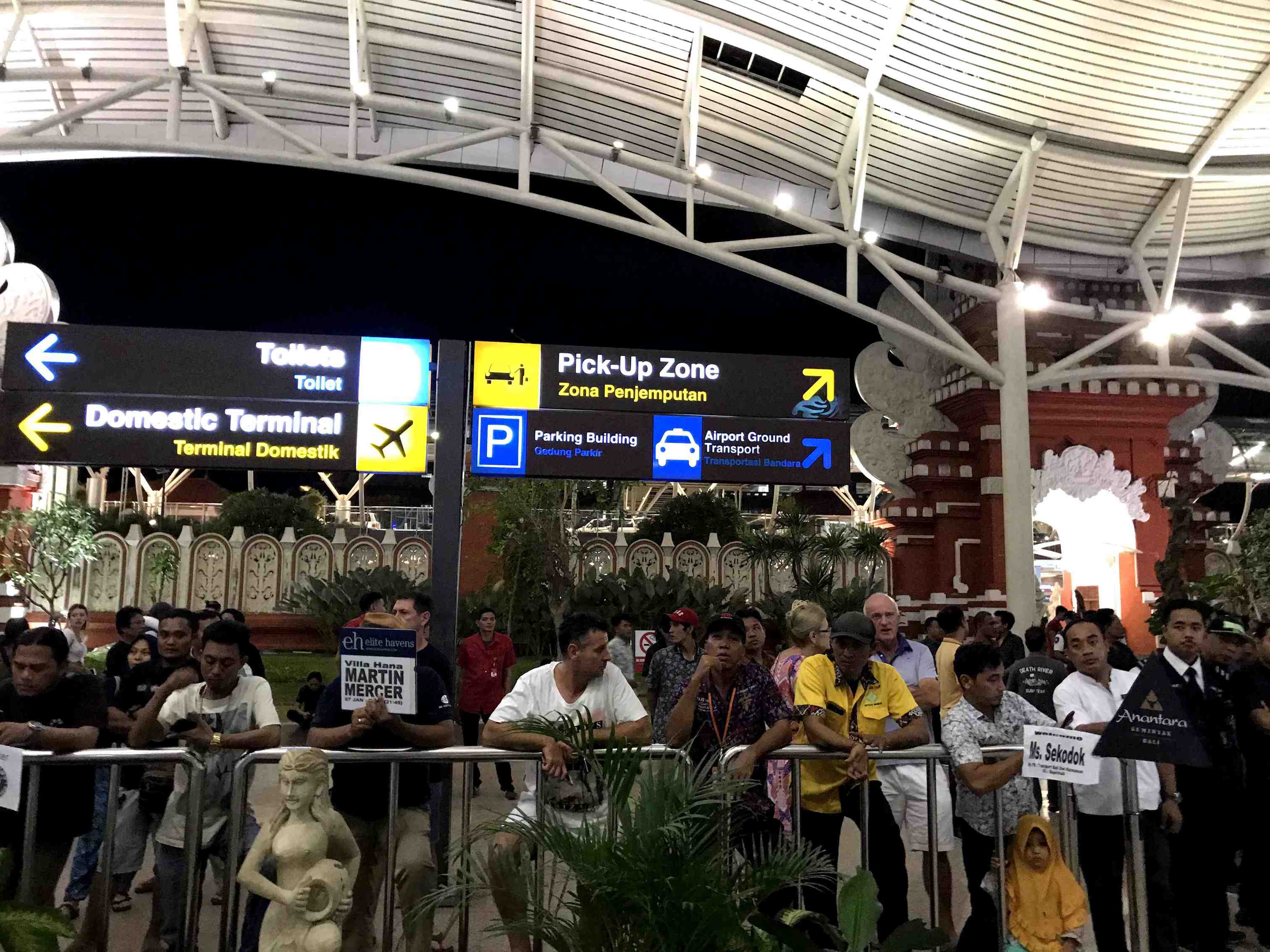 デンパサール空港で待つ人々